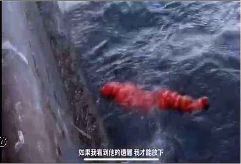 2_印尼船員大體自中國籍漁船上推落至海中（照片係摘錄自綠色和平「開動之前Before you eat」之募款影片）