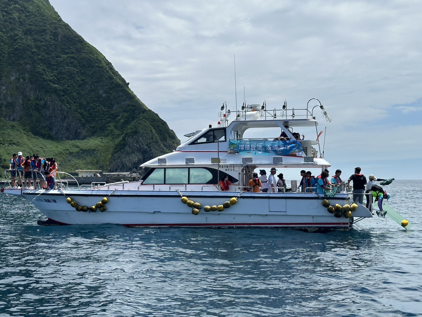 2_農業部黃昭欽政務次長帶領銘傳國中、國立臺灣海洋大學附屬基隆海事高中同學及外籍船員代表登船，前往基隆嶼附近海域進行魚苗放流
