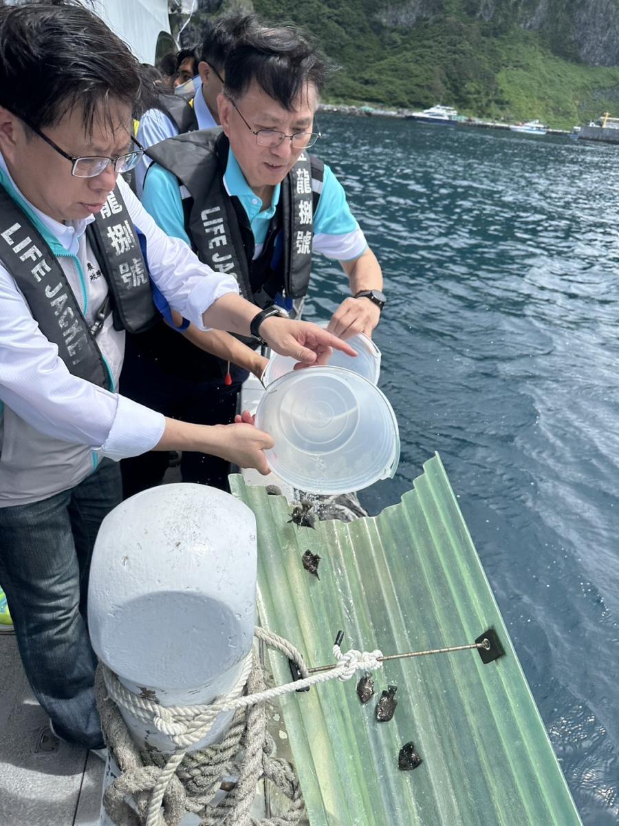 3_進行魚苗放流活動-2