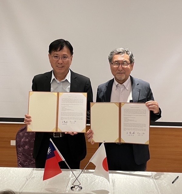 照片2_ 漁業署王茂城長與日方水產研究教育機構中山一郎理事長簽署漁業科研交流合作紀要。