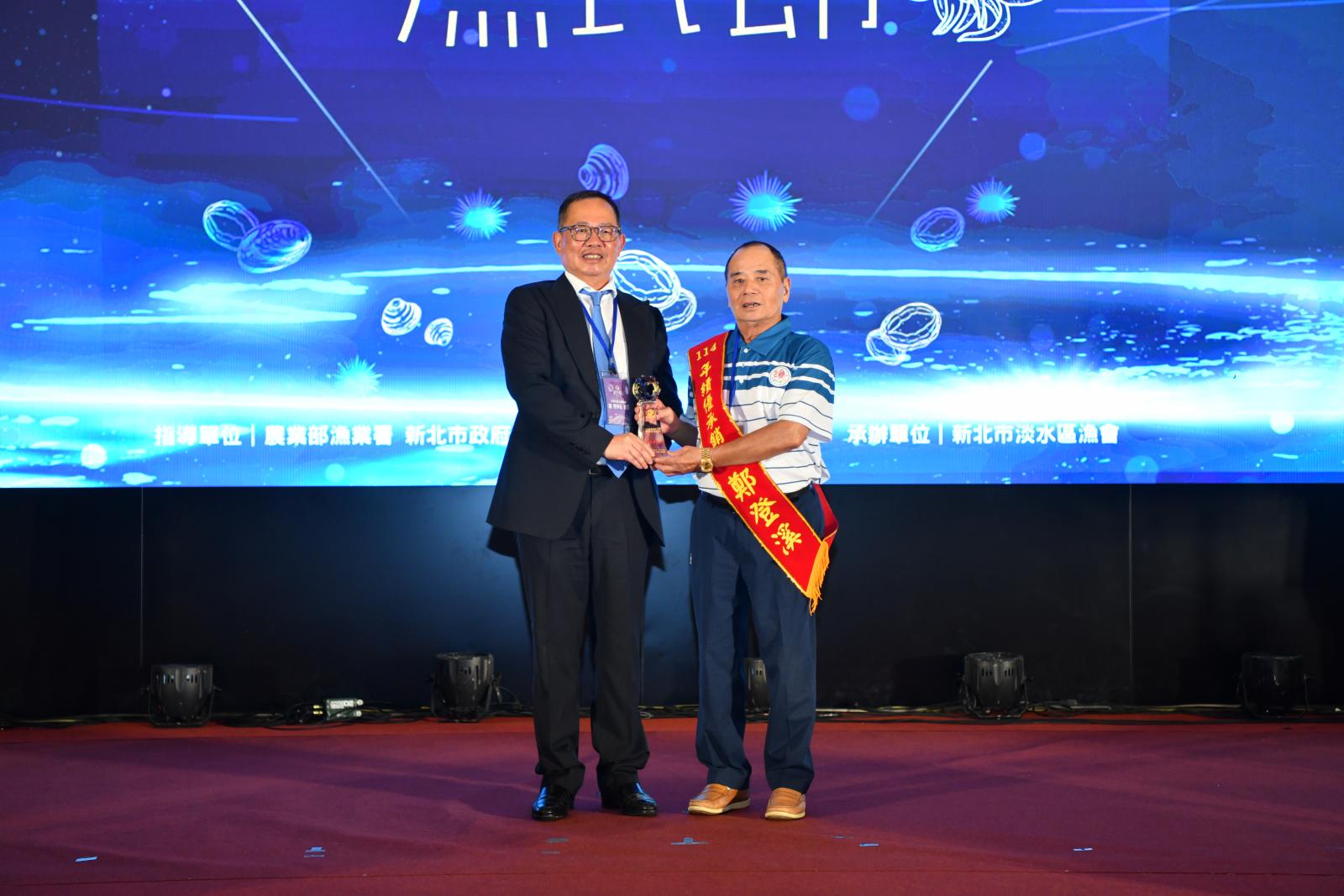 7_由全國漁會謝龍隱理事長頒獎表揚績優承銷人