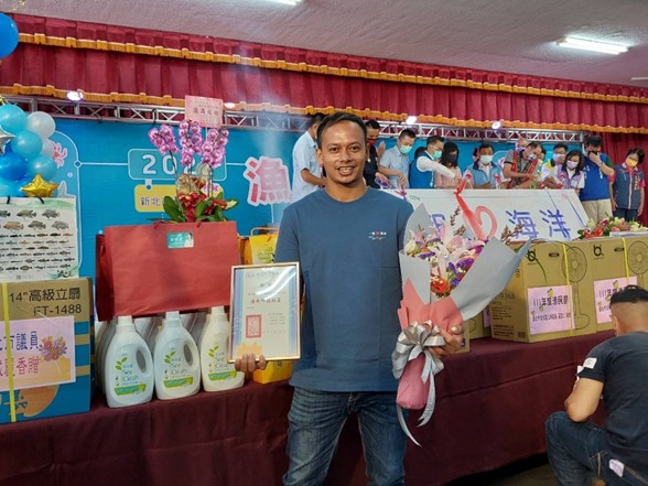 111年淡水區漁會漁民節，阿龍獲頒優秀外籍船員獎