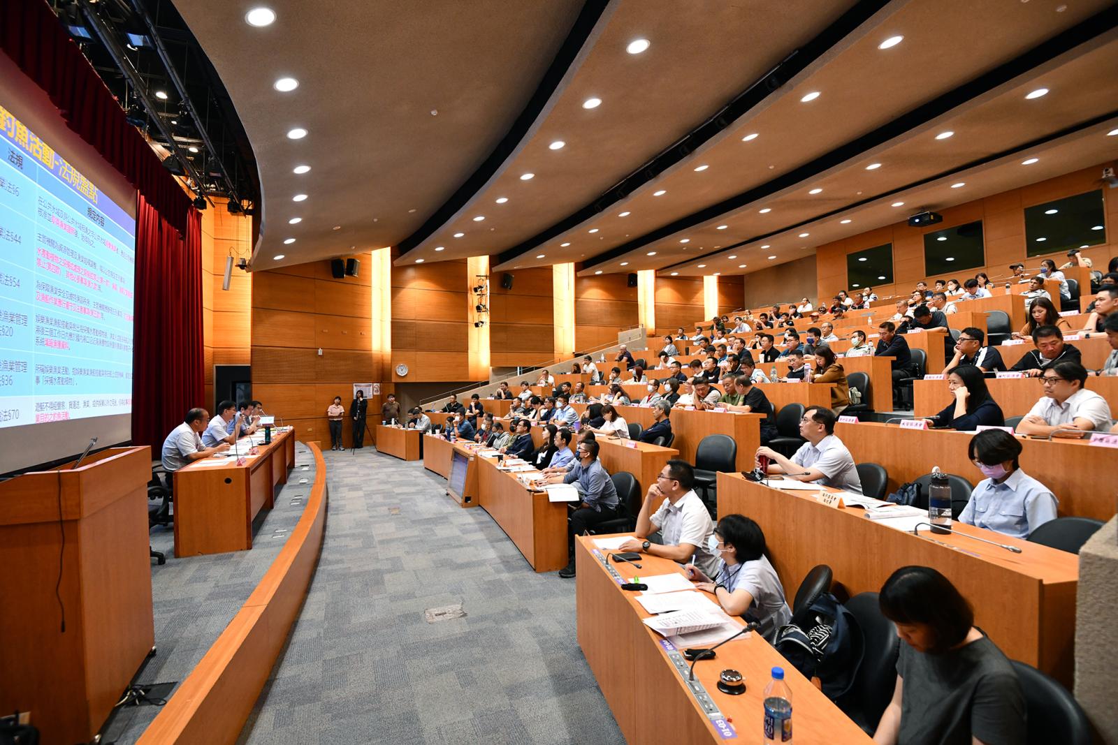 漁業署於114年10月20日在國立臺灣大學法律學院霖澤館召開「研商民眾搭乘非漁船之浮具或船舶從事休閒海釣管理事宜」會議