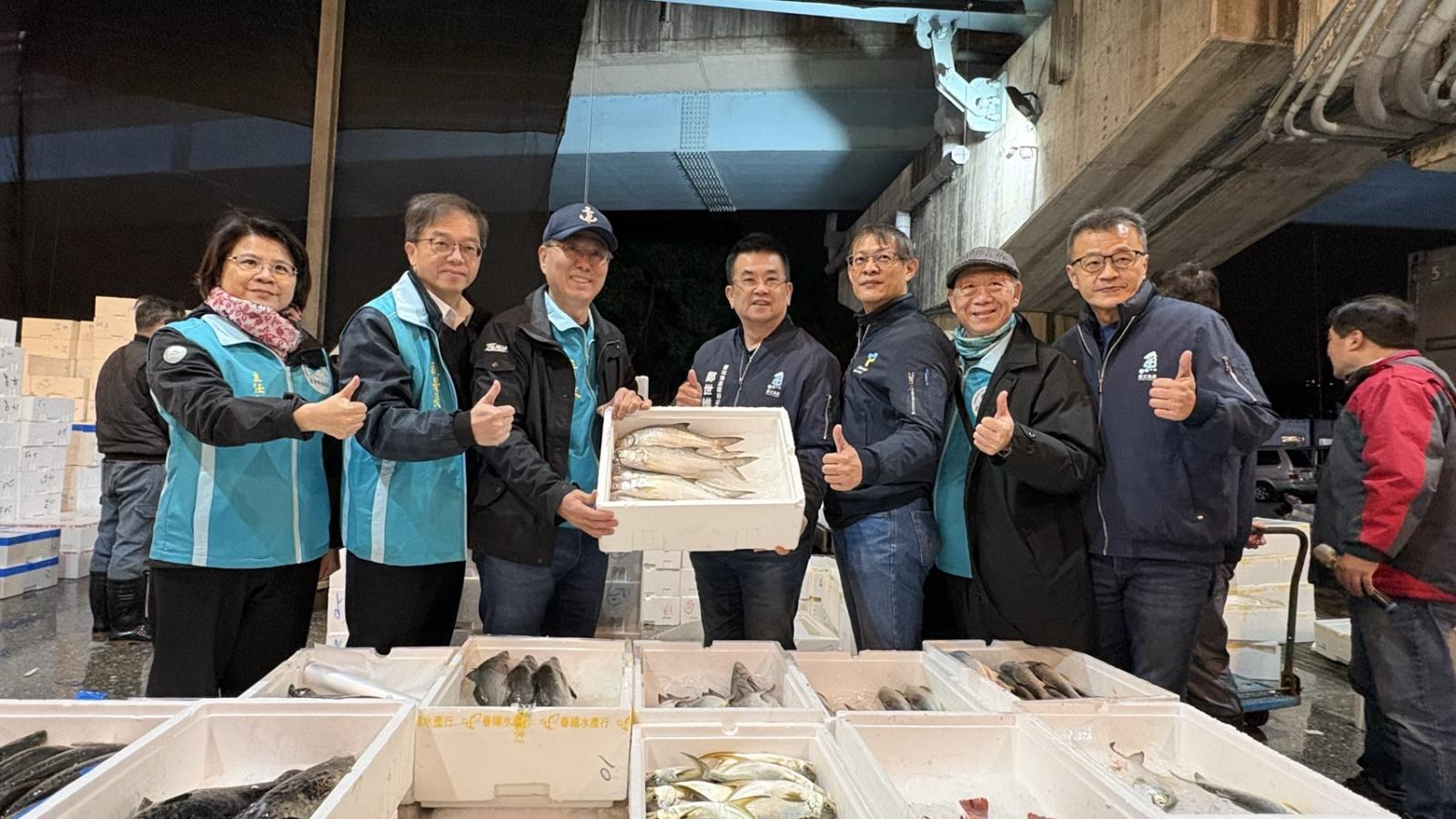 1_漁業署署長王茂城率漁業署同仁前往臺北魚市場視察魚市場年節前魚貨交易情形