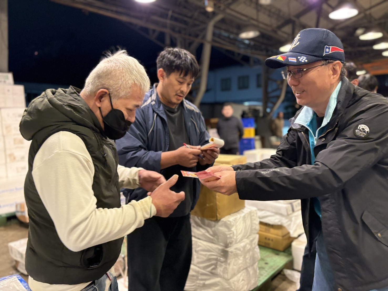 4_王茂城署長視察三重魚市場年節前魚貨交易情形及向魚市場攤商拜早年