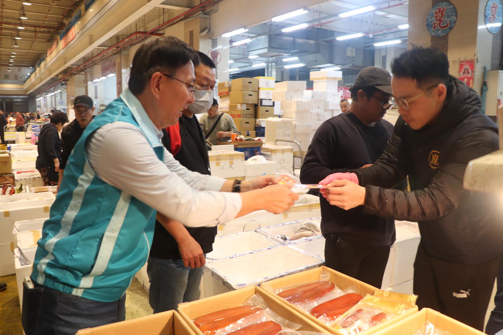王茂城署長視察台中魚市場魚貨供應情況以及向魚市攤商拜早年