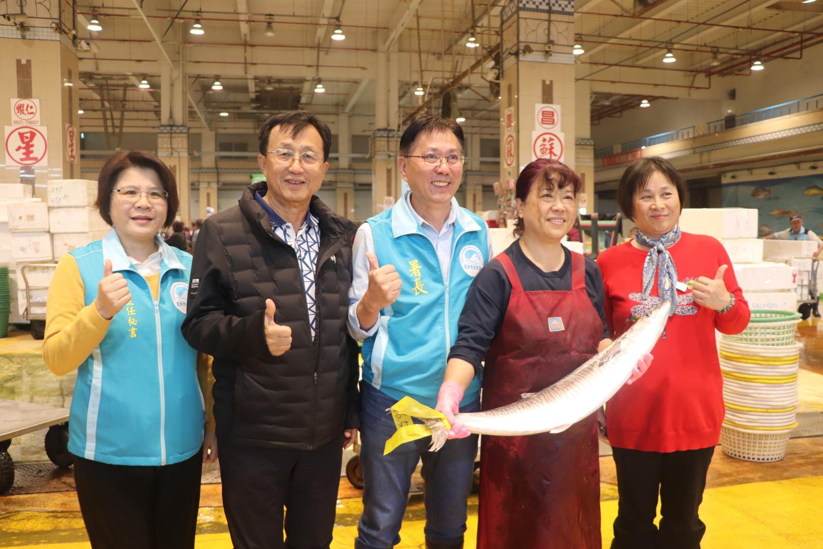 漁業署署長王茂城率漁業署同仁前往台中魚市場視察魚市場年節前魚貨交易情形