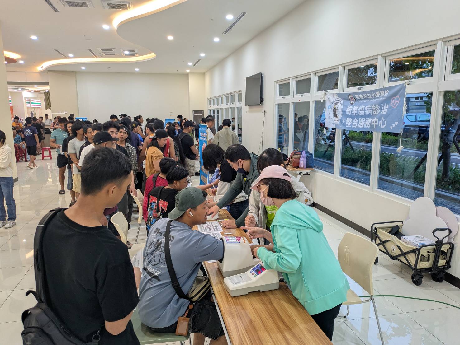 2_結合小港醫院醫療團隊，現場提供外籍船員健康檢測與諮詢_0