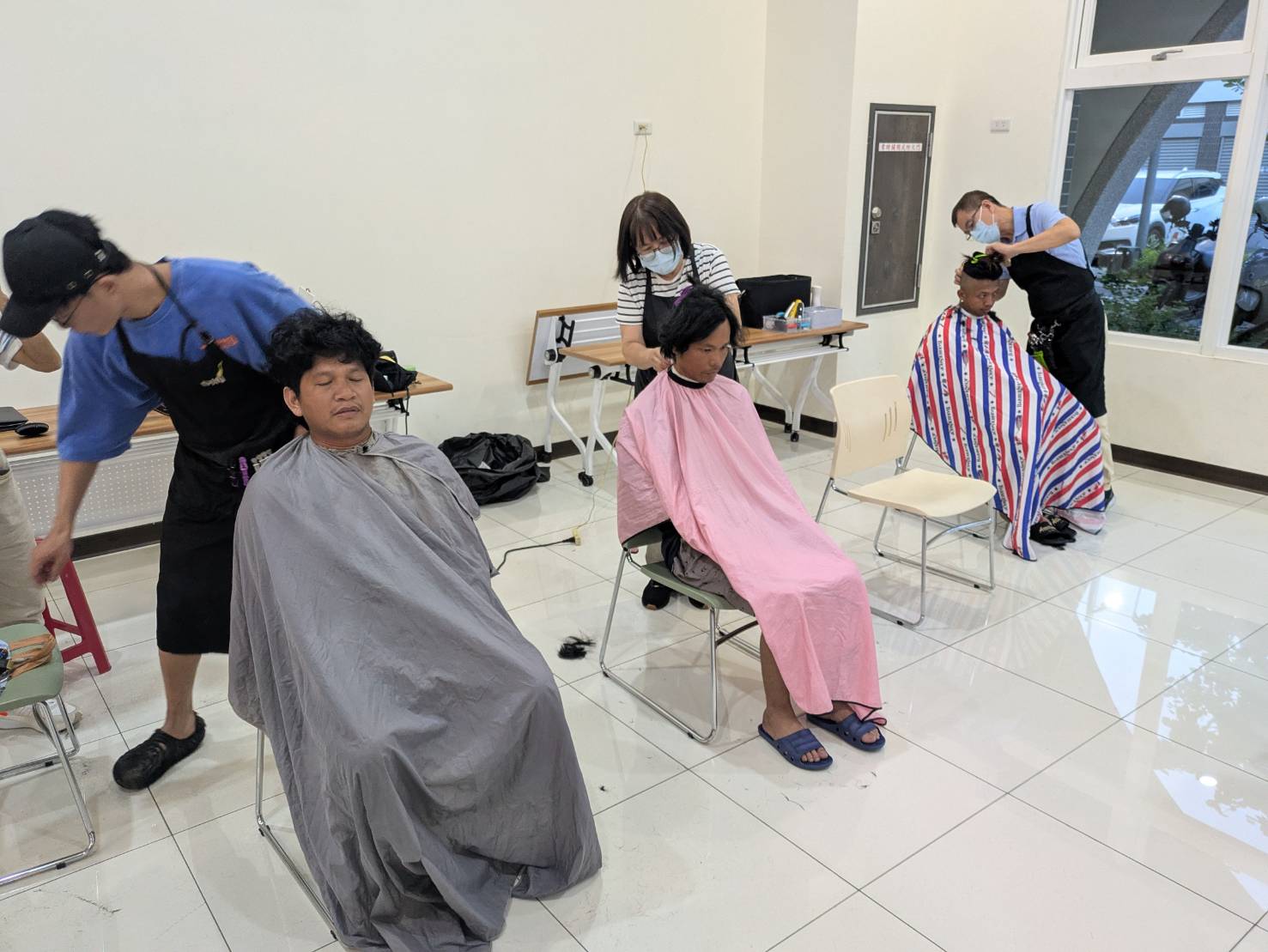 3_活動現場提供愛心義剪服務，讓海上作業返港的船員獲得溫暖的在地關懷。_0