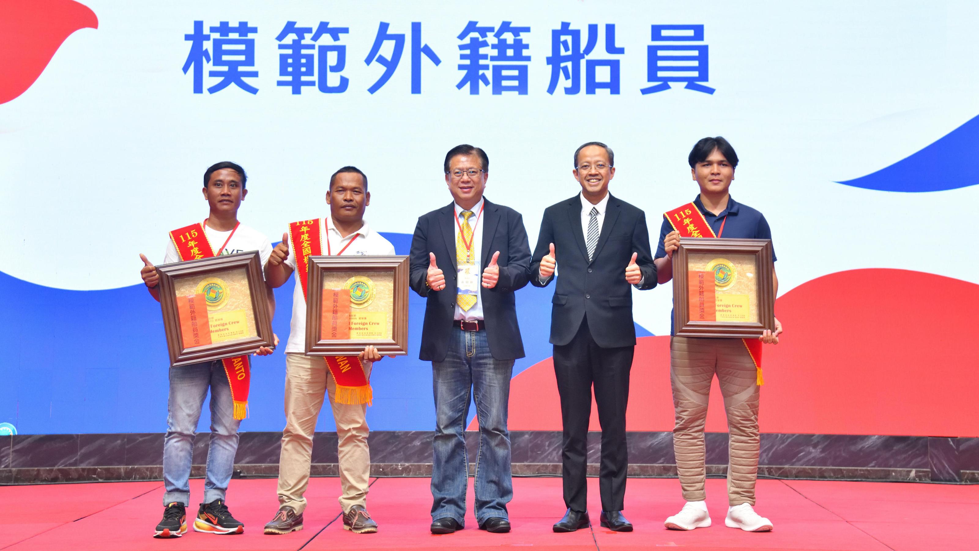 6_頒獎表揚115年3位模範外籍船員並合影