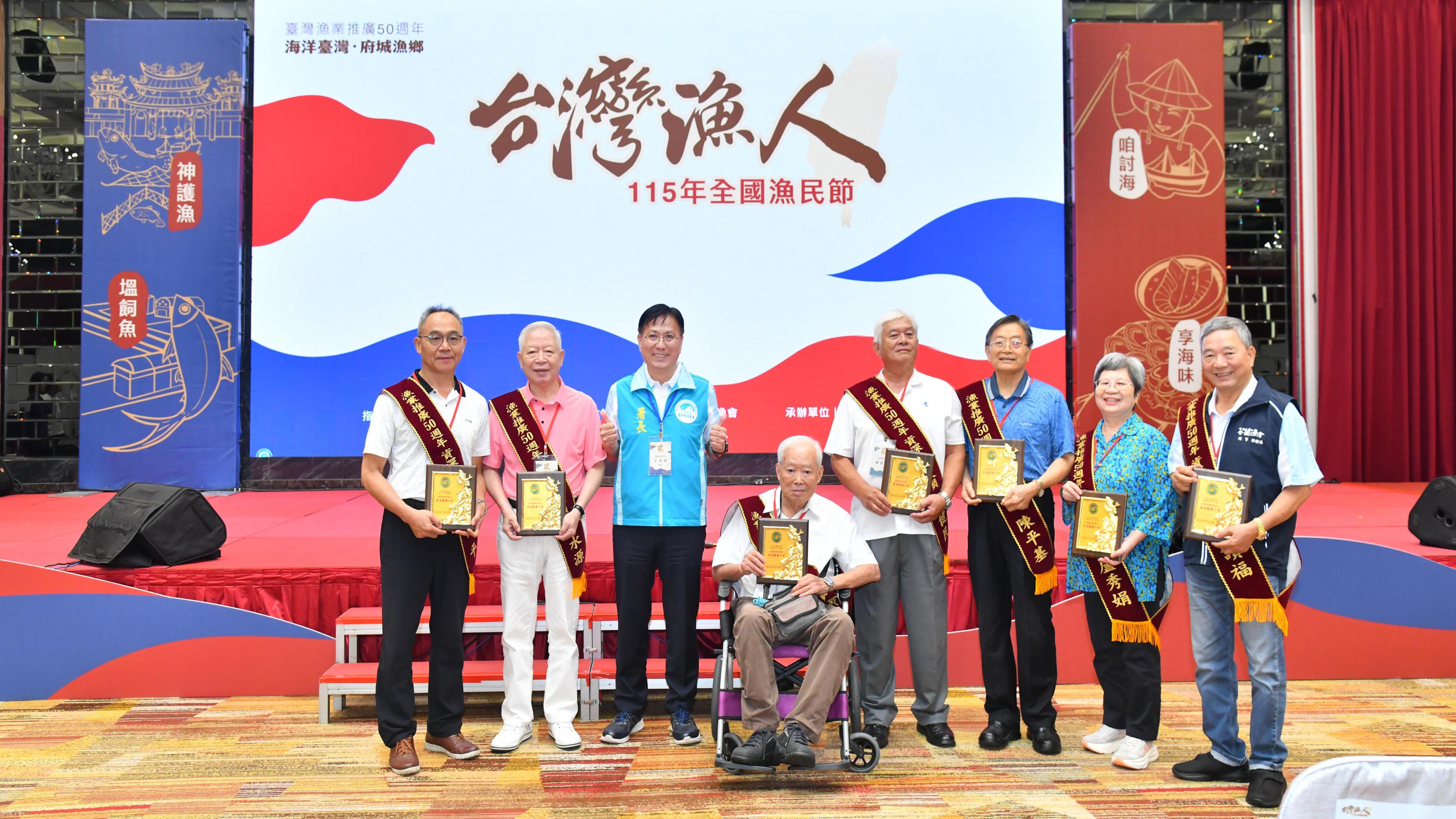 7_頒獎表揚7位資深推廣人員獎並合影